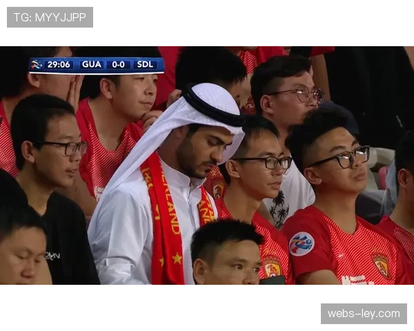 看台上的球探频繁记录，据悉重点关注双方中场球员的无球移动效率